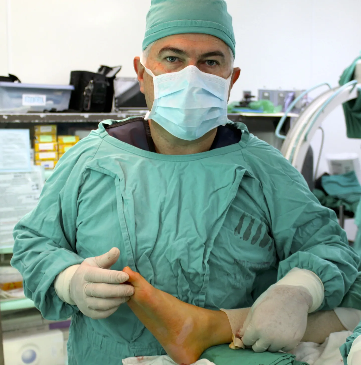 El Dr. Willy Bolaños en el quirófano durante una cirugía de pie